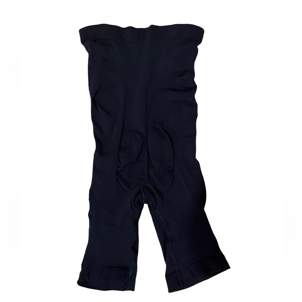 Skims Sculpt Mid Thigh Short in Black - Size Medium - Picture 2 of 3